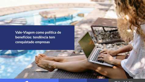 Uma mulher na beira de uma piscina, carregando no colo um notebook.