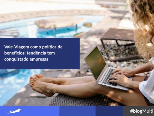 Uma mulher na beira de uma piscina, carregando no colo um notebook.