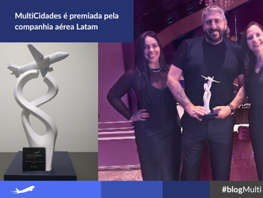 Na imagem, à esquerda, consta um troféu branco, com espirais e um avião ao topo. Na base azul, está o logo da MultiCidades. Ao lado desta imagem, estão Lucilene Santos, Jacques Adelantado (segurando esse troféu) e Lilian Tedeschi - esta, da Latam.