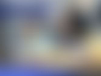 A imagem mostra um homem com a mão no headphone, ouvindo um cliente. Ao lado, está uma mulher, também de headphone, digitando com uma mão e com a outra segurando um caderno.