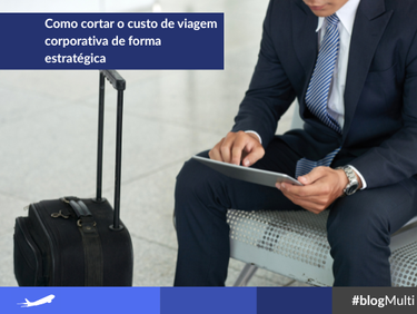 Executivo engravatado segura tablet, enquanto está sentado com sua mala ao lado.