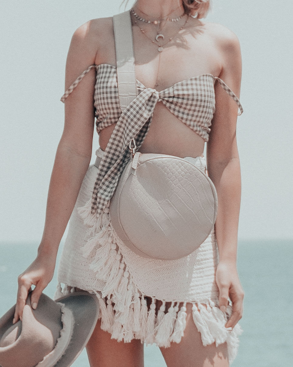 summer outfit to copy Gingham top easy summer look circle bag