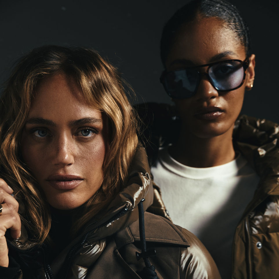 Zwei Models in braunen Winterjacken der Navahoo FW26 Kollektion