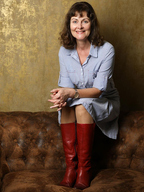Bild Essenzfrau Steffi Heinemann auf einem Sofa sitzend