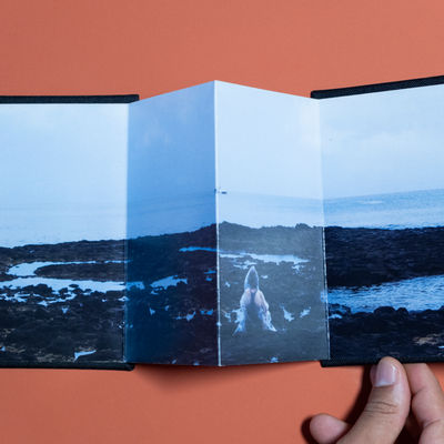 Foto: VIEIRA, Dione Veiga. Caminhante sobre o mar de pedras. Porto Alegre: Edição da autora, 2015.