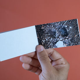 Foto: ZIMMER, Claudia. (Es)colher, (re)colher: pedras. Florianópolis: edição da autora, 2011.