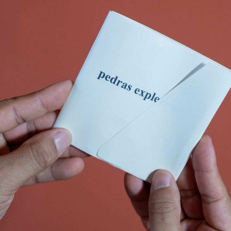 Foto: MARQUÉZ-ELUL, Fercho. Pedras expletivas / Pedres expletives. Porto Alegre: Huracay, 2025.