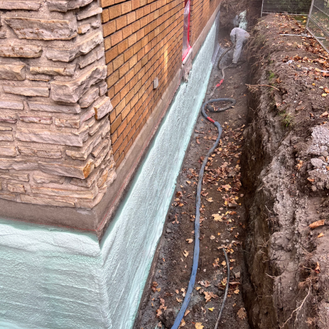 Installation de membrane de polyuréa giclée à Montréal sur fondation pour une protection imperméable durable, résistante et flexible contre les infiltrations d’eau.
Spray-applied polyurea membrane installation in Montreal on foundation for durable, flexible and high-resistance waterproofing.