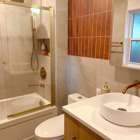 Transformation complète de salle de bain au rez-de-chaussée à Montréal avec optimisation maximale de l’espace, rénovation moderne et aménagement fonctionnel.Complete main floor bathroom remodel in Montreal with maximum space optimization, modern renovation and functional layout.