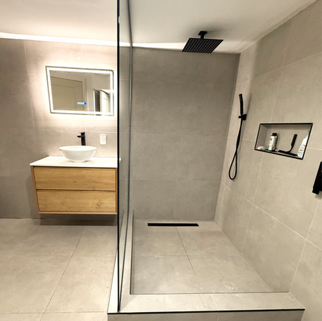 Réparation après sinistre à Montréal avec rénovation complète de salle de bain, installation d’une grande douche en céramique et modification de la plomberie selon les normes.Post water damage restoration in Montreal with full bathroom renovation, large ceramic shower installation and plumbing brought up to code.