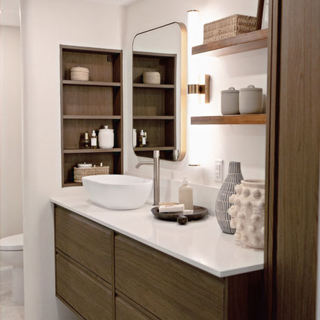 Rénovation complète de salle de bain sur dalle de béton à Montréal avec modification de plomberie sous dalle, meuble sur mesure et design moderne. Full bathroom renovation on concrete slab in Montreal with under-slab plumbing modifications, custom vanity and modern design