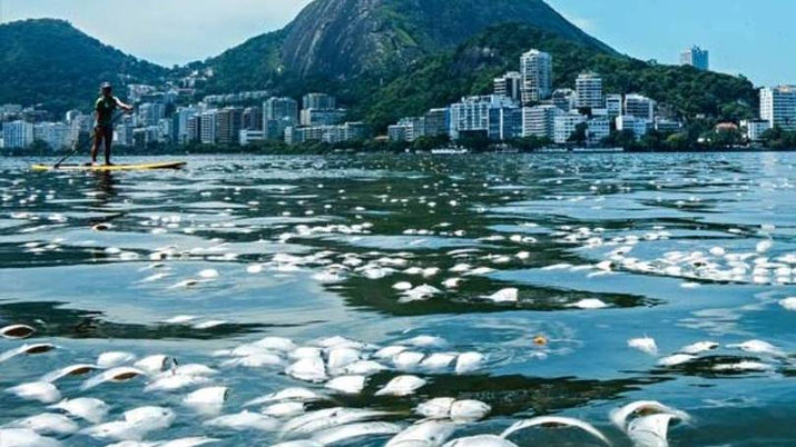 Esgoto, lama e até móveis degradam águas vizinhas a coração da Rio-2016