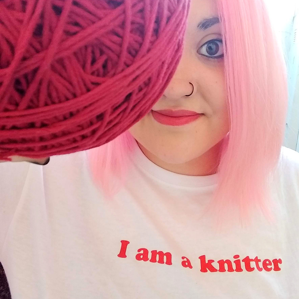 Nashi tejedora ovillo rojo body positive pelo rosa