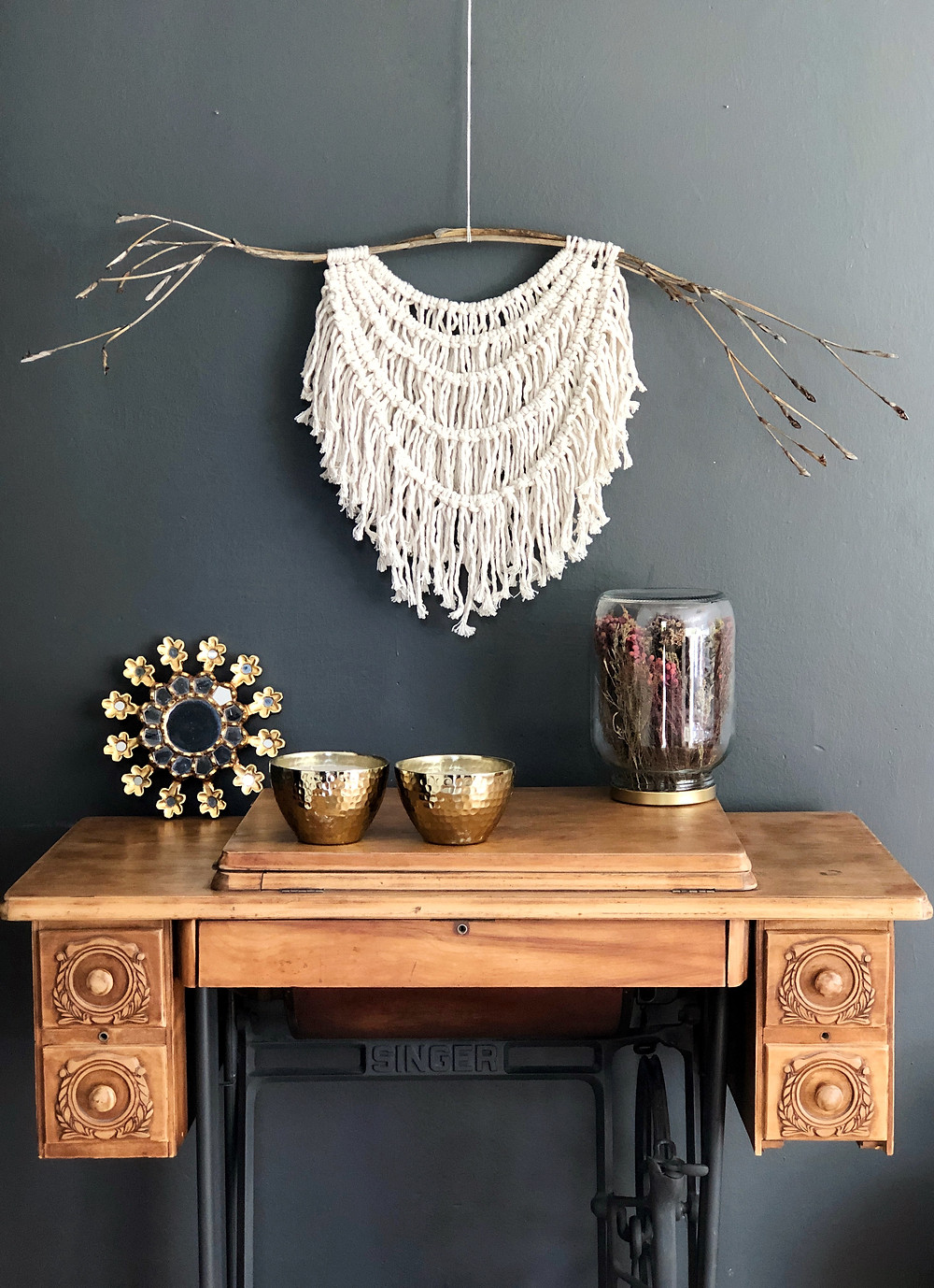 Macrame arte textil maquina de coser antigua pared gris