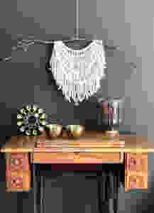 Macrame arte textil maquina de coser antigua pared gris