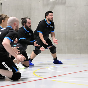 Équipe de Tchoukball en train de pratiquer sur le terrain.
