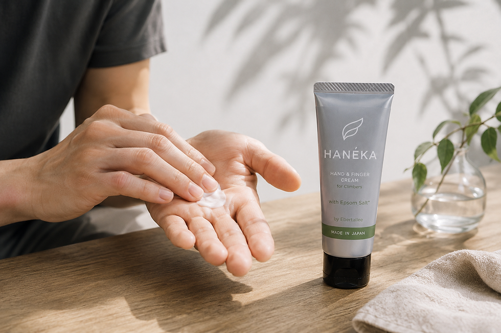 クライマー向けハンドクリーム「HANÉKA」で毎日の指皮ケアを行う様子。クライミング後の手肌を保湿するイメージ