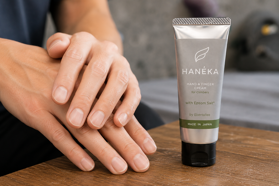 指皮ケア後の指先とHANÉKAクリーム