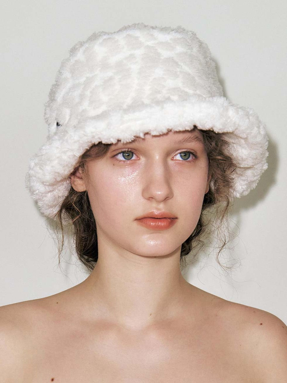 PEBBLE FUR BUCKET HAT IN WHITE