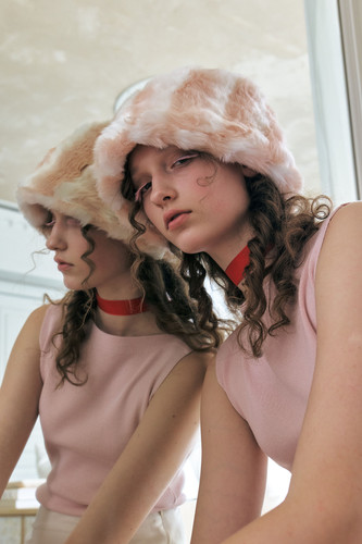 PETIT FUR MEATEL HAT IN PINK SNOW | POESIEDAME