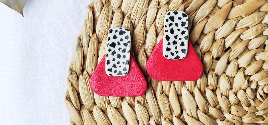 En la imagen hay un par de caravanas/aretes rojos combinados con animal print.