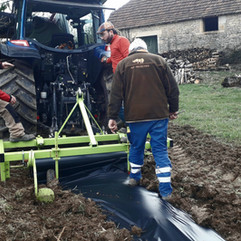 Outil de pose des toiles de paillage