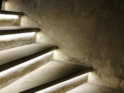 Beleuchtete Treppe zum Kellergewölbe im Club Standesamt Dresden, der vielleicht besten Eventlovation der Stadt.