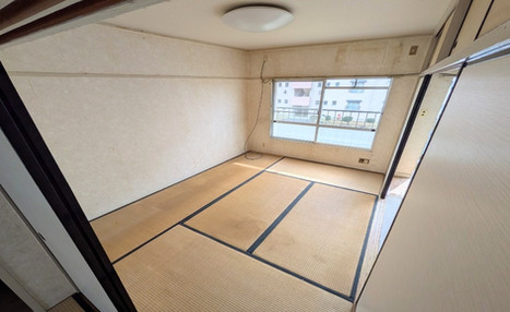 大型家具や日用雑貨、エアコン取り外し後の室内の様子