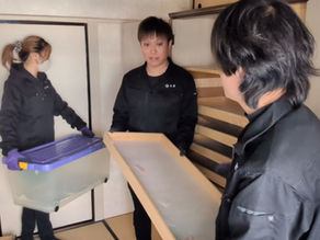 岩倉市で遺品整理作業を行うスタッフ三名の作業風景