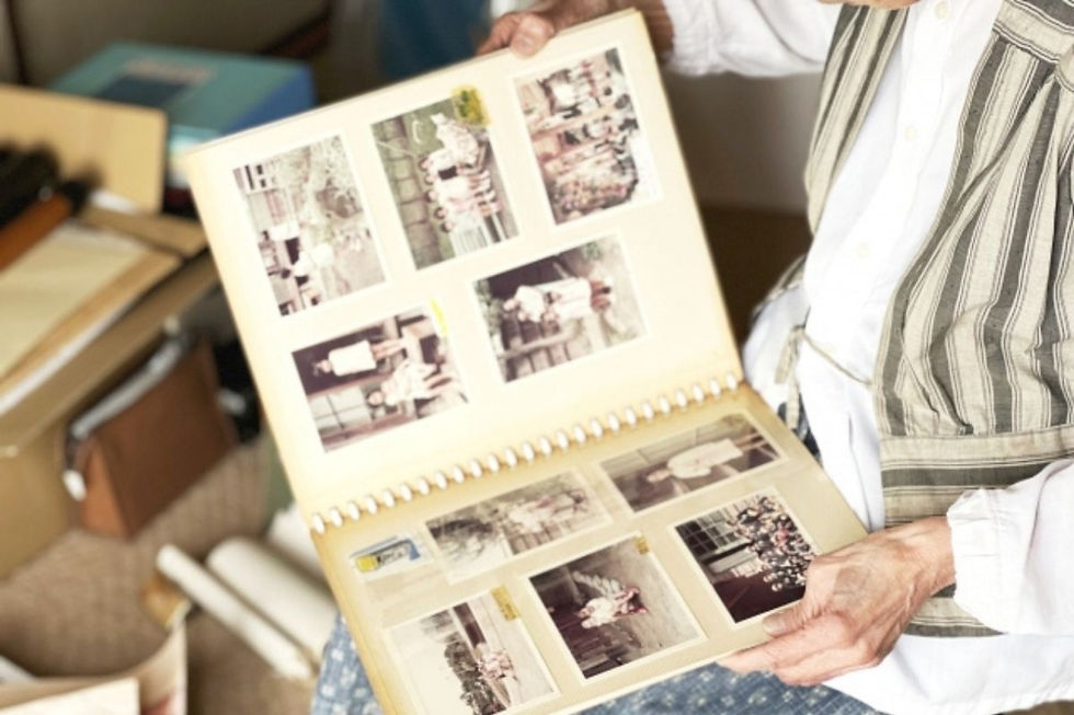 遺品整理で遺品を見ながら思い出に浸る様子をイメージした写真
