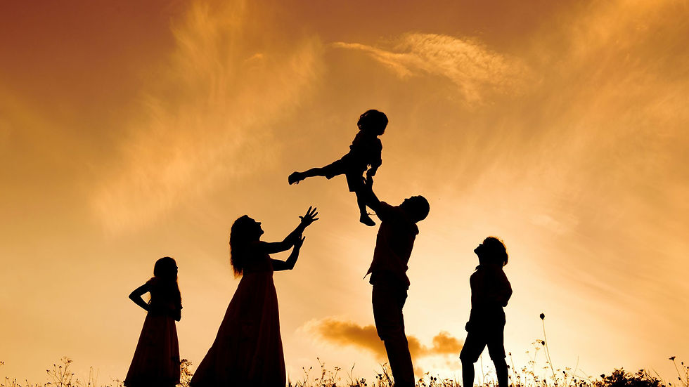 Glückliche Familie im Sonnenuntergang.