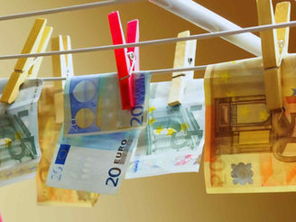 Geld wird auf einer Wäscheleine getrocknet.