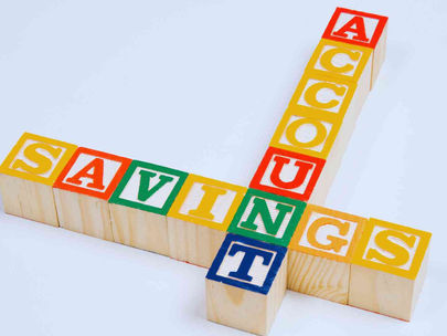 bild von bauklötzen die das wort "savings account" ergeben