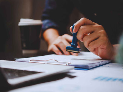 Dokumente werden abgestempelt