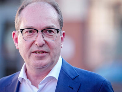 Dobrindt: Arbeitsverbote für Asylbewerber sollen fallen