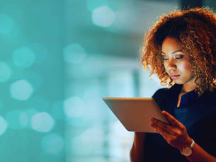 Freelancerin mit Tablet