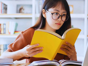 student liest ein buch