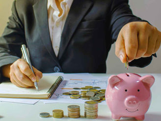 Person tut Geld in Sparschwein