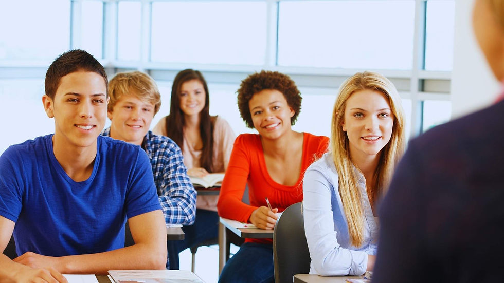Schüler sitzen in der Schule (Frontalaufnahme).