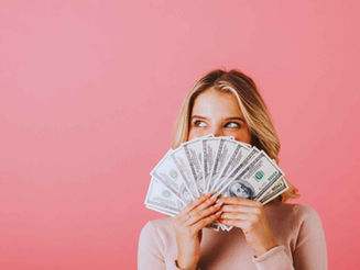 Frau hält USD Dollar scheine