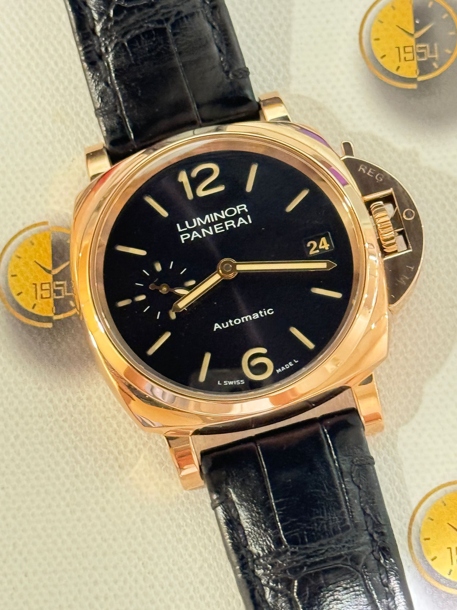 新返貨啦 PANERAI Luminor PAM00908 18K玫瑰金款式 原裝黑色面 自動透底機芯 淨錶 38mm 連原裝18K紅金針扣 BW1322