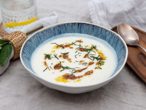 Frisse bloemkool-soep met gezouten citroen en cameline
