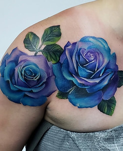 full colour realism flowers roses tattoo done on shoulder in toronto jessica jane tattoos 
