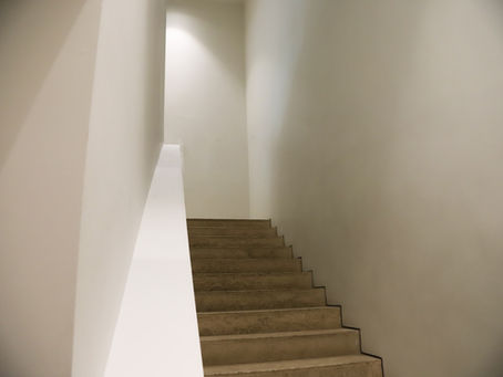 Schody marmurowe czy drewniane: co wybrać do domu?