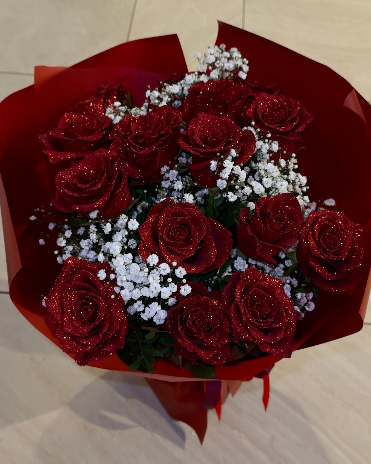 Bukiet brokatowe róże z gipsówką