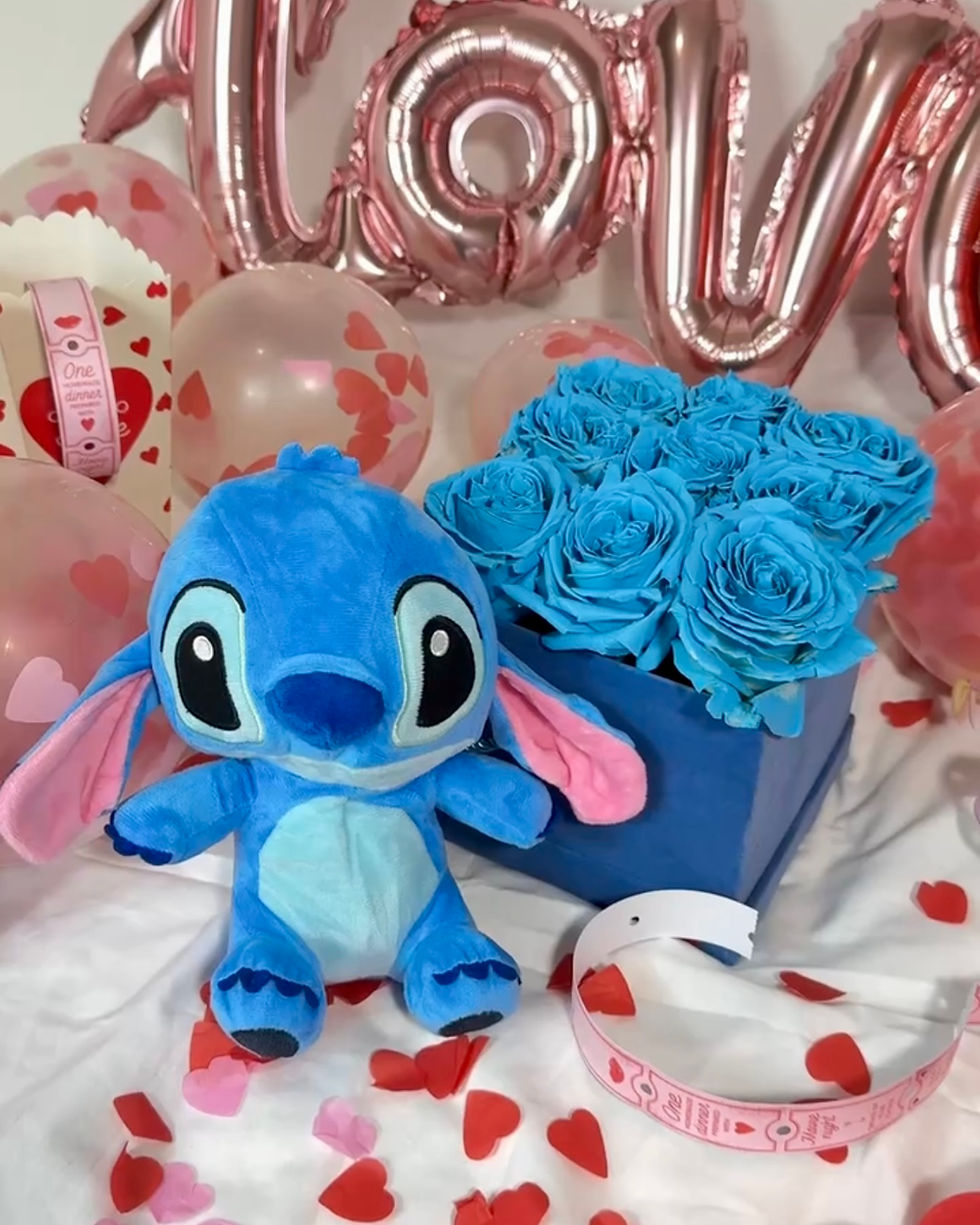 Thumbnail: Bukiet Stitch z niebieskimi różami