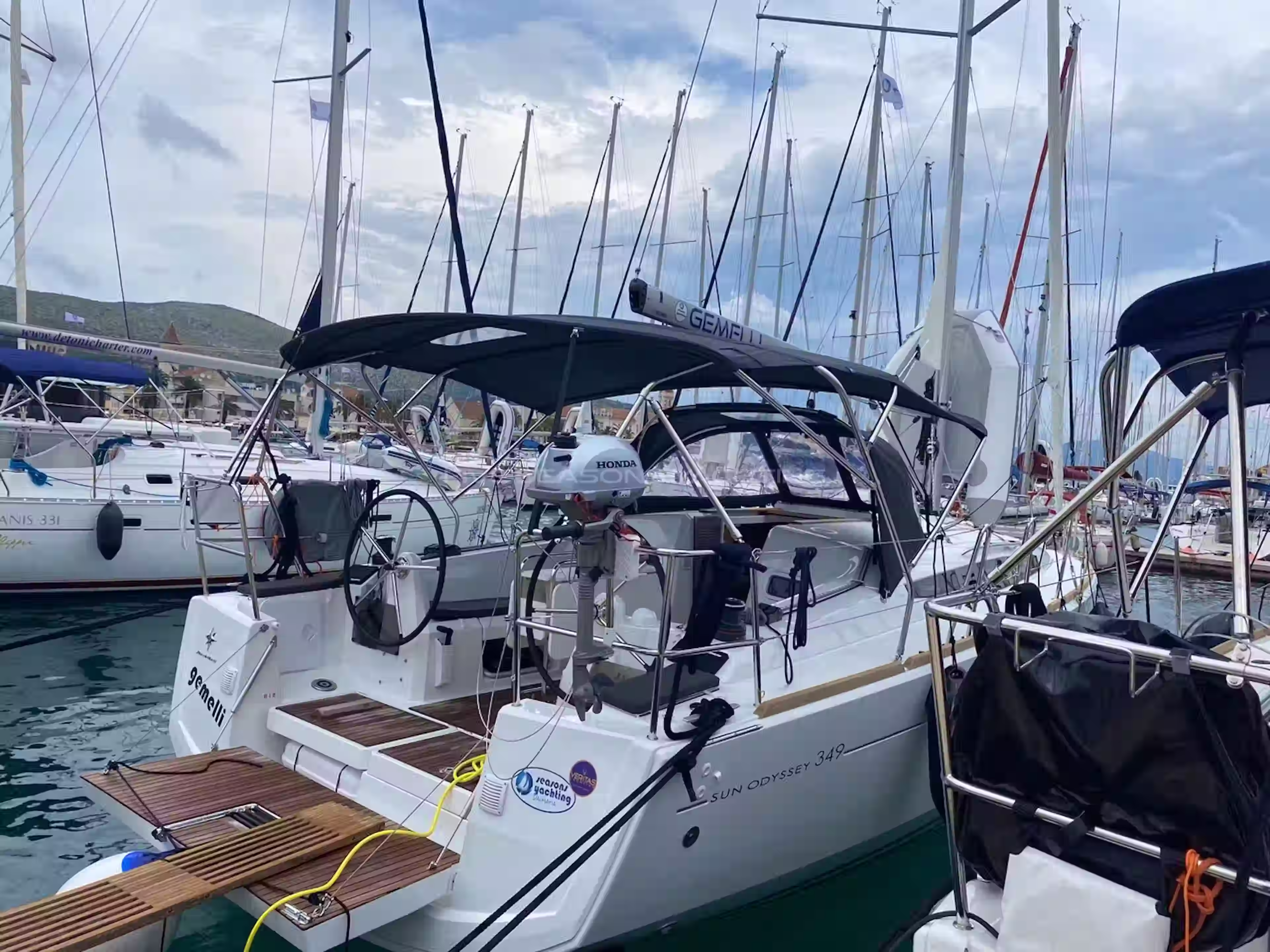 Jeanneau SO 349 exterior