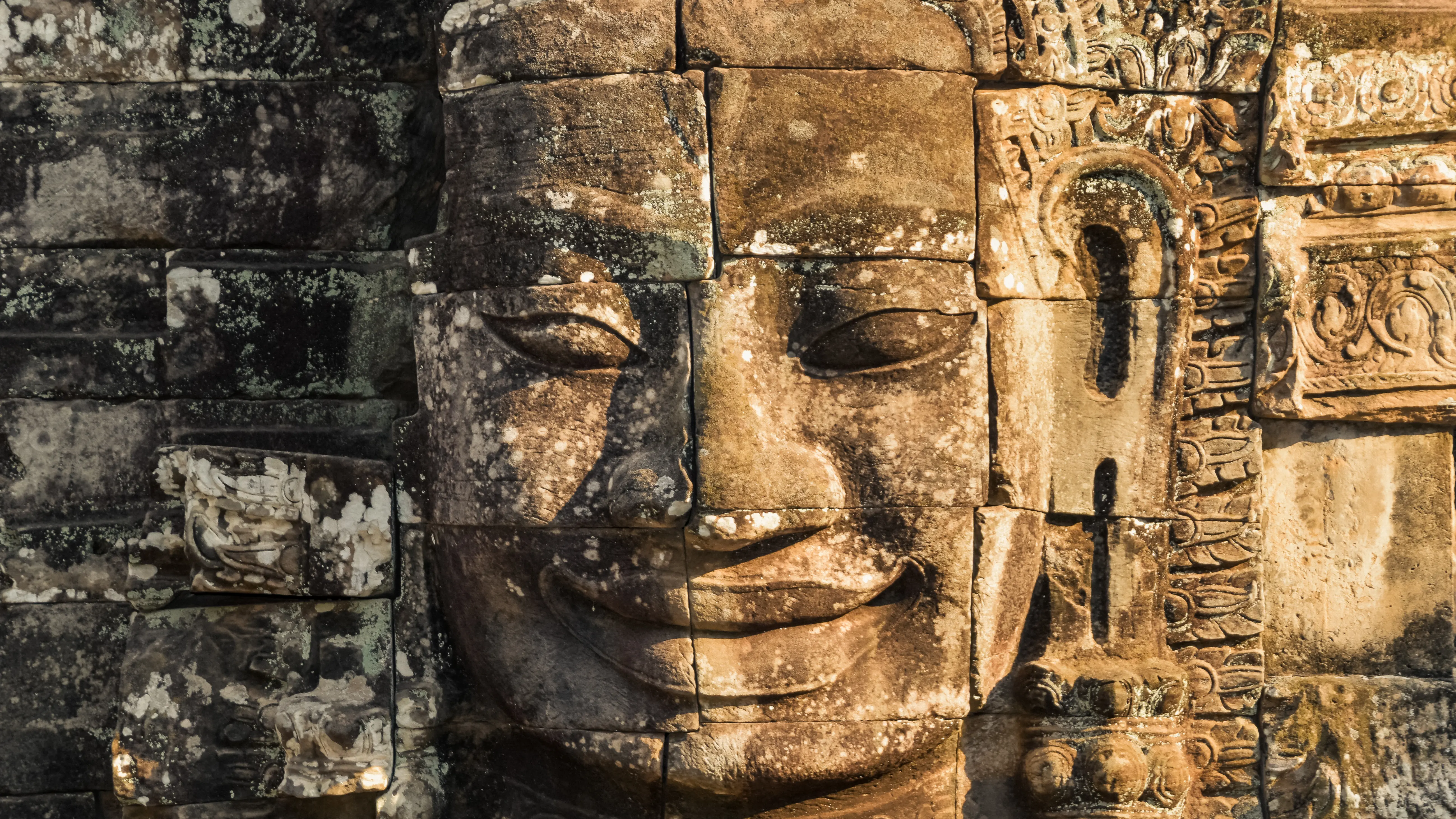 Visage sculpté du temple du Bayon à Angkor Thom au Cambodge