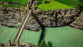 Pont au-dessus de la rivière Zanskar, entre gorges minérales et eaux glaciaires du Ladakh.
