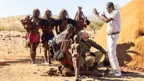Guide facilitant une rencontre avec une famille Himba près d’Epupa en Namibie